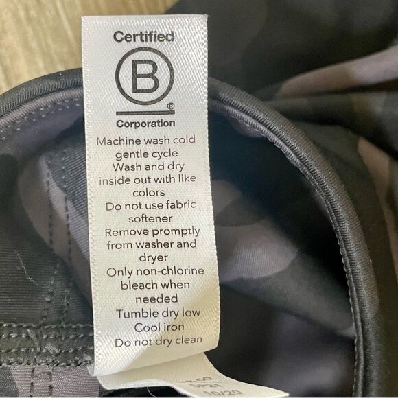 Athleta Ultimate  Camo 7/8 tight - Picture 10 of 13